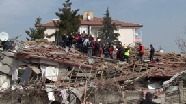 Несколько домов рухнуло после землетрясения на востоке Турции