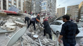 Обрушение многоэтажного здания в Турции попало на камеру