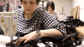 Носилки и маскировочные сети изготавливают жительницы Белогорска для бойцов СВО