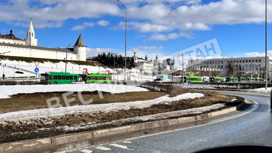 В центре Казани из-за большой лужи приостановили движение троллейбусов