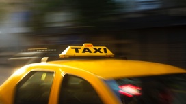 Почему такси желтые и с "шашечками"