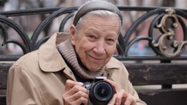 В Краснодаре пенсионерка с фотоаппаратом ищет красоту на улицах