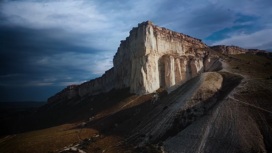 На вершине Белой скалы в Крыму развернули российский флаг