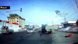 57-летняя женщина перебегала дорогу на красный свет и попала под грузовик в Новосибирске