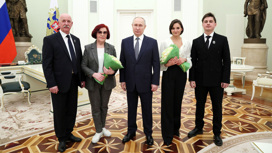 Путин вручил в Кремле награды лауреатам сразу двух президентских премий
