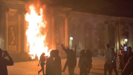 Во время протестов во Франции демонстранты подожгли мэрию