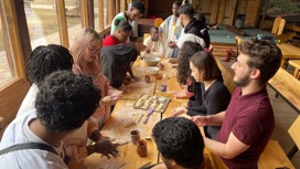 Иностранных студентов в Орле научили печь жаворонков