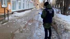 Падение глыбы льда на женщину в Перми попало на видео