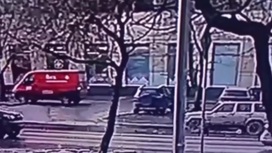 Микроавтобус насмерть сбил пешехода на тротуаре на севере Москвы