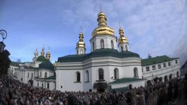 Тысячи верующих молятся о спасении братии Киево-Печерской лавры