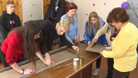 Выпускники интернатов и "серебряные" волонтеры Белгородчины делают окопные свечи для наших бойцов