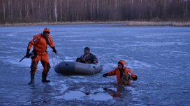 Спасатели эвакуировали двух рыбаков с тонкого льда на пруду в Марий Эл