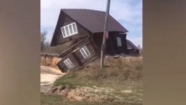 Во Владимирской области двухэтажный дом унесло в Оку