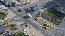 На видео попал момент опрокидывания грузовика на севере столицы
