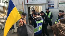 Радикалы силой заставляют священников брать в руки флаг Украины