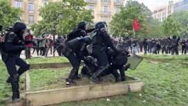Грохот, хаос и газ: как встретили Первомай протестующие во Франции