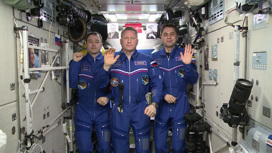 Космонавты с орбиты поздравили россиян с Днем Победы