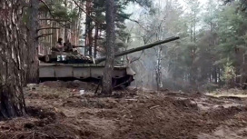 Российские военные 10 часов оборонялись в подбитом танке и спаслись