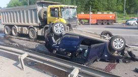 ДТП в Мытищах: легковушку зажало между грузовиками, один человек погиб