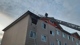 Пятерых человек спасли пожарные из горящей трехэтажки в Тынде