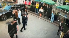 На видео попало жесткое избиение молодого человека в центре Москвы