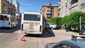 В центре Красноярска 83-й автобус протаранил 5 легковых автомобилей