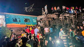 Число погибших при крушении поездов в Индии выросло до 70 человек