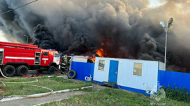 Крупный пожар на складе резиновых покрышек тушат в Татарстане