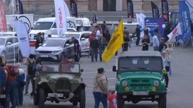 "Автосалон под Знаменосцем": «Тачки» разных эпох и континентов на главной площади Владивостока