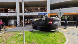 Машина упала с третьего этажа многоуровнего паркинга в Москве