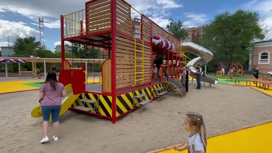 В городском парке Благовещенска открыли детскую инклюзивную площадку