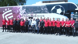 Белгородскому футбольному клубу подарили новый автобус