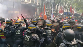 Во Франции молодежь атакует символичные места