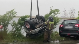 Автомобиль утонул после ДТП на трассе под Челябинском