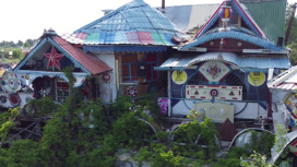 Тюменский пенсионер построил "сказочный" дом из подручных материалов