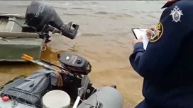 В Татарстане погиб человек после столкновения лодки с составом из двух барж