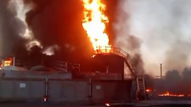 Крупный пожар на складе в Уфе тушат с поезда и катера