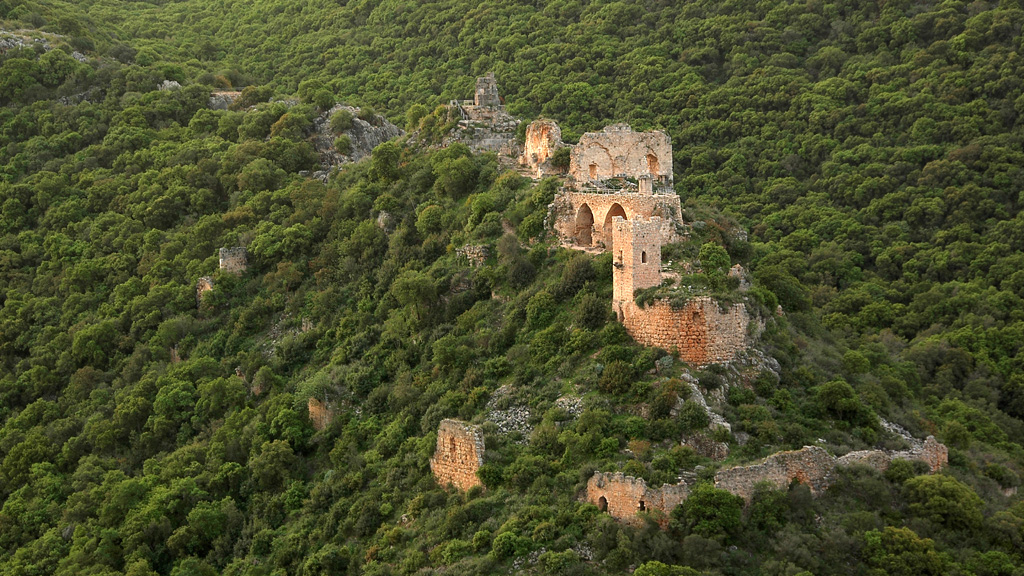 Руины тевтонской крепости Монфор в холмах Верхней Галилеи. Фото: Eran Feldman / Wikimedia Commons