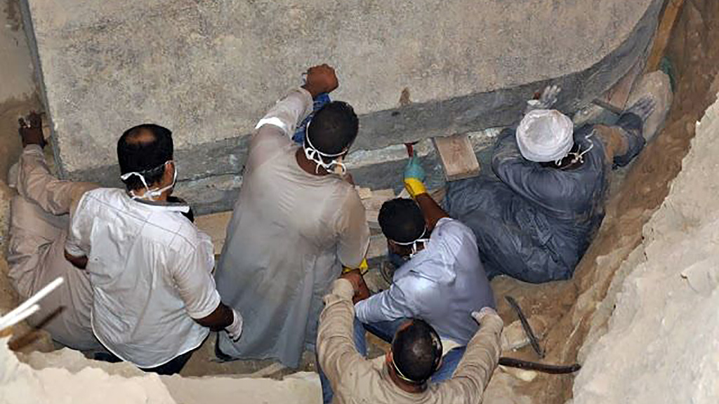Рабочие вскрывают саркофаг. Фото: Egyptian Ministry of Antiquities
