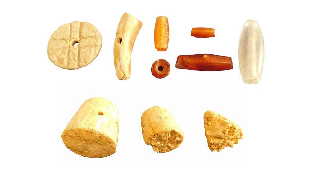 Бусины из женского погребения в Петрасе и печатки из слоновой кости. Фото: Department of Antiquities of Greece