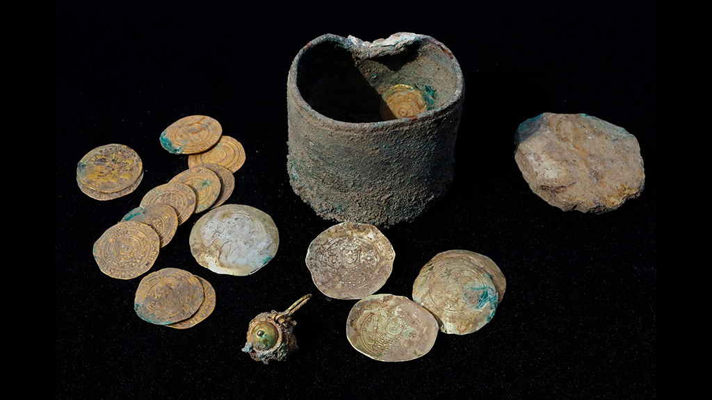 Золото═и бронзовая═шкатулка, найденные в Кесарии. Фото: Israel Antiquities Authority