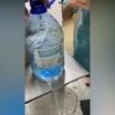 В ресторане ребенку принесли полный стакан антисептика вместо воды