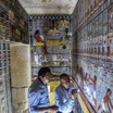 Иероглифы на стене гробницы — одно из доказательств почтенного возраста мумии.