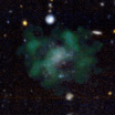 Галактика AGC 114905. Излучение звёзд галактики показано синим цветом. Зелёные облака обозначают нейтральный водород.