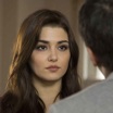Ханде Эрчел в роли Хазал // Кадр из сериала "Черная жемчужина"