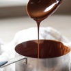 Мягкое, постепенное таяние — то самое соблазнительное свойство шоколада, которое мы любим больше всего. Оно определяется температурой плавления какао-масла, которая сопоставима с температурой тела чел