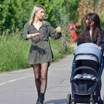 Часто возле крупных дорог можно увидеть прогуливающихся мам с колясками. Они выбирают маршрут с хорошим тротуаром и минимумом препятствий. Однако это может навредить развивающемуся организму малыша.