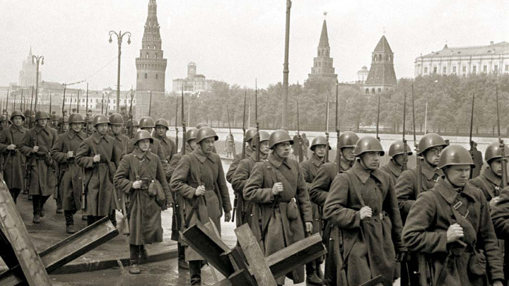 Великая Отечественная война. Москва. Колонна солдат. Сентябрь 1941 года