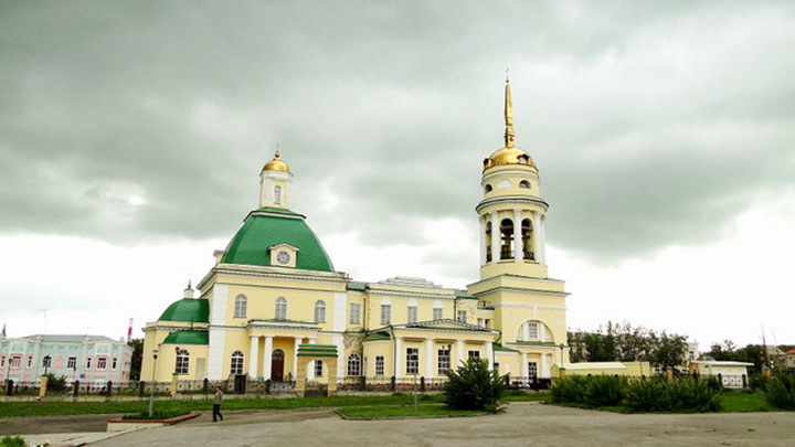 На колокольне Свято-Троицкого собора в Каменске-Уральском установили один из самых больших колоколов в регионе