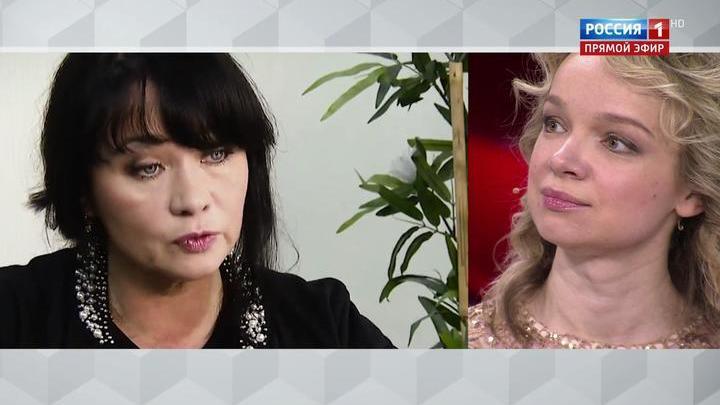 politseyskiy-proveryaet-anus-chernoy-devushki